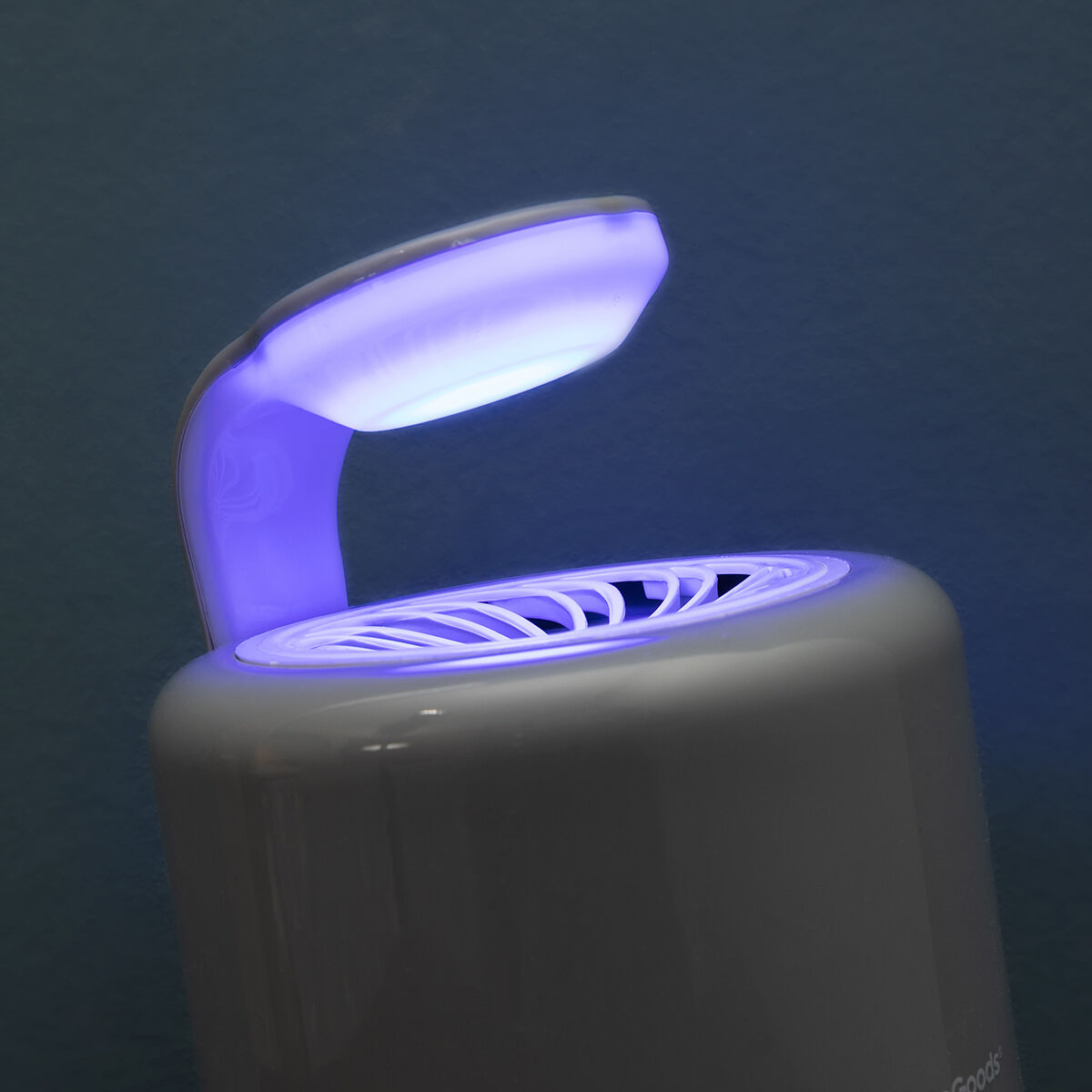 Detalle de lámpara antimosquitos con luz ultravioleta encendida