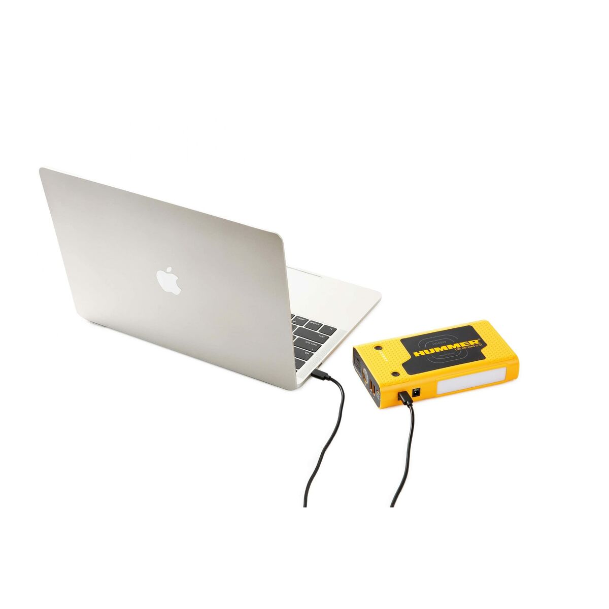 Powerbank Hummer conectada a portátil para carga en viajes camper