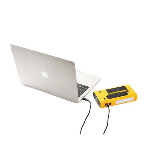 Powerbank Hummer conectada a portátil para carga en viajes camper
