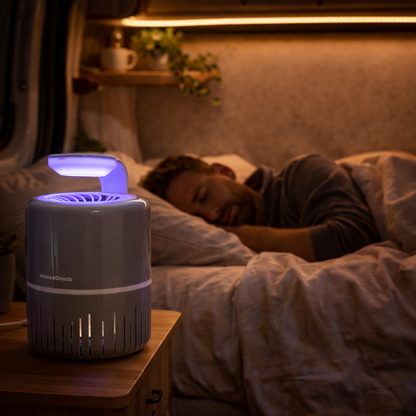 Lámpara antimosquitos funcionando en camper mientras una persona duerme sin mosquitos
